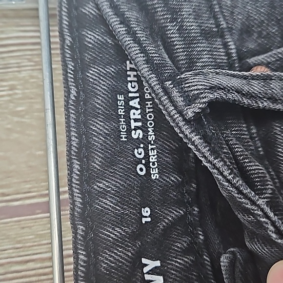 Womens Old Navy High Rise Shorts Distressed Straight Sz 16 - Picture 5 of 6